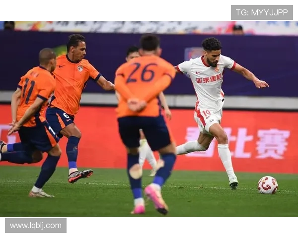 河南嵩山龙门与青岛海牛激烈对决 展现精彩足球对抗与战略博弈