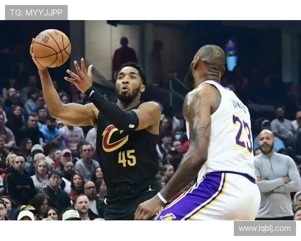 克利夫兰骑士全力出击激战劲敌上演巅峰对决引爆新赛季焦点之战 克利夫兰骑士全力出击激战劲敌上演巅峰对决引爆新赛季焦点之战